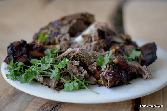 Pulled lamb udziec jagnięcy długo pieczony