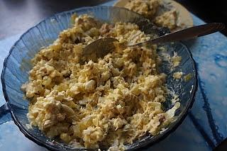 Pasta makrelowo-jajeczna z dodatkiem ogórka i cebuli