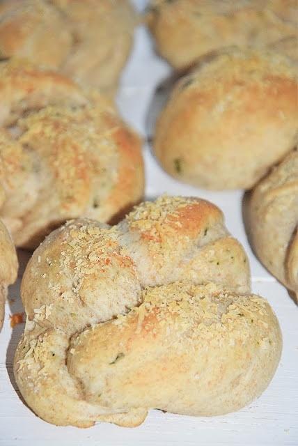 Orkiszowe bułeczki z czosnkiem niedźwiedzim i parmezanem