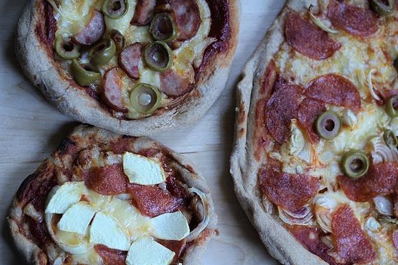 Razowe pizzerinki z cukinią, oliwkami i serem