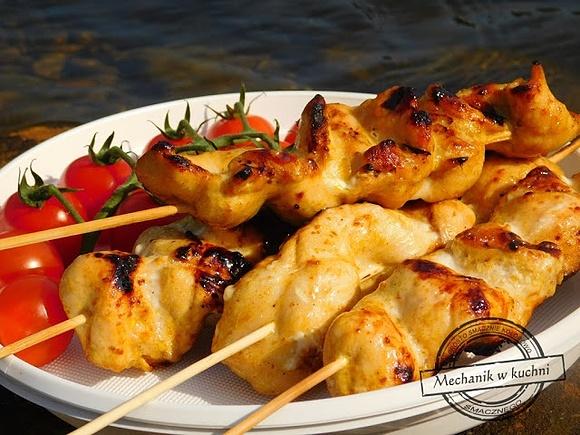 Kurczak satay z grilla z orzechowym smakiem i miodem