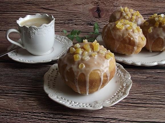 Pączki z marmoladą i lukrem z skórką pomarańczową