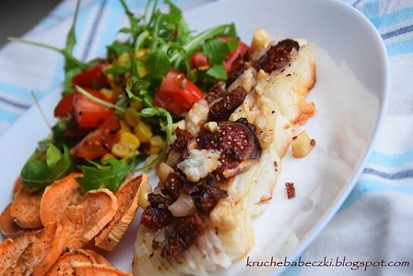 Pieczony halibut z figą, suszonym pomidorem i orzeszkami nerkowca