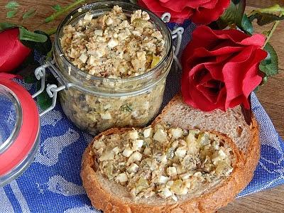Pasta z wędzonych szprotek z cebulą i ogórkami kiszonymi