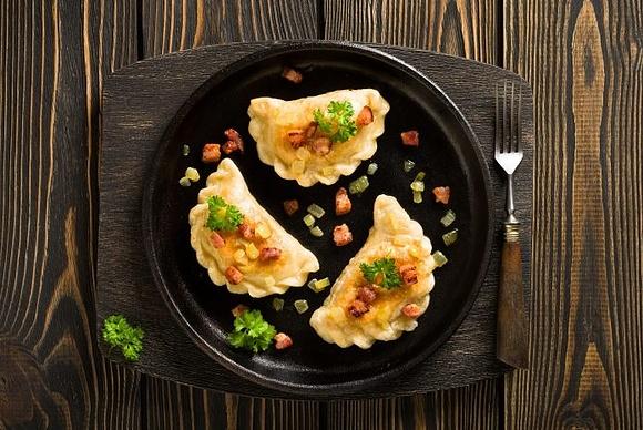 Pierogi smażone z cebulą i boczkiem