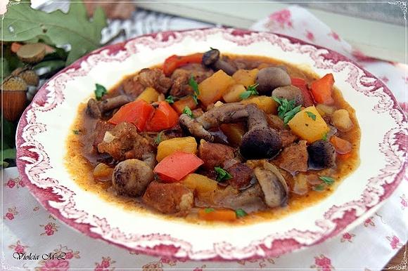 Jesienny gulasz z dynią i opieńkami
