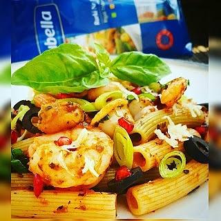 Rigati Tricolore z owocami morza i oliwkami