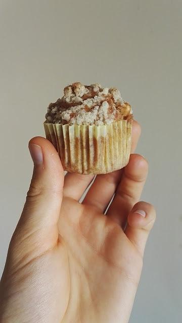 Cynamonowe muffiny z jabłkiem i kruszonką na jesień