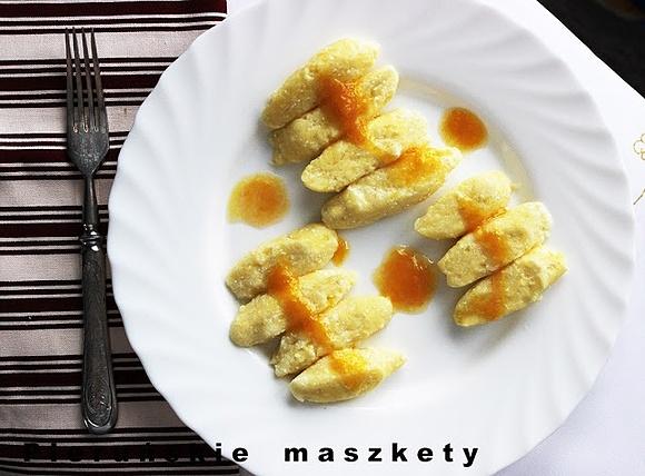 Gule z serem i sosem śliwkowym