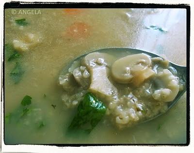Zupa grzybowa z kaszą jęczmienną (wegańska)