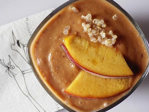 Koktajl z quinoa, brzoskwinią i śliwką