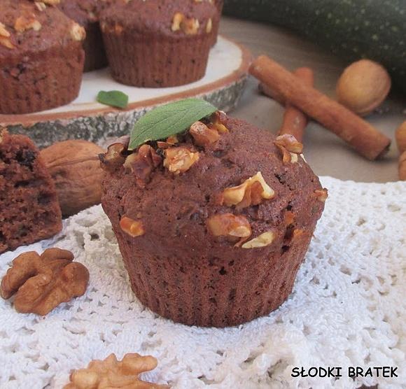 Kakaowe muffinki z cukinią i orzechami