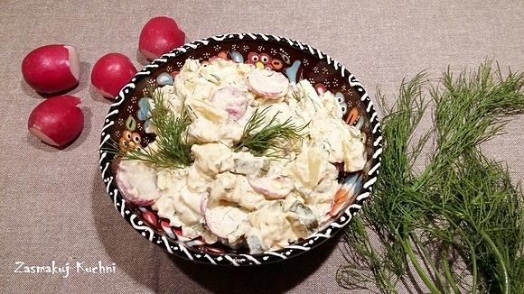 Sałatka ziemniaczana z kiszonym ogórkiem rzodkiewką jajkiem i koperkiem