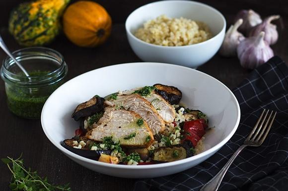 Pieczone warzywa z indyczym mięsem, pesto i kaszą bulgur