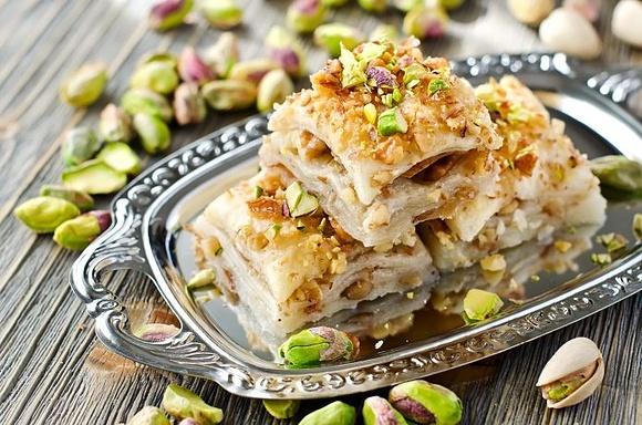 Baklava słodki deser z orzechami i miodem