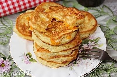 Puszyste placki kukurydziane z żółtym serem bez glutenu