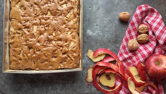 Jesienny placek orzechowy z jabłkami