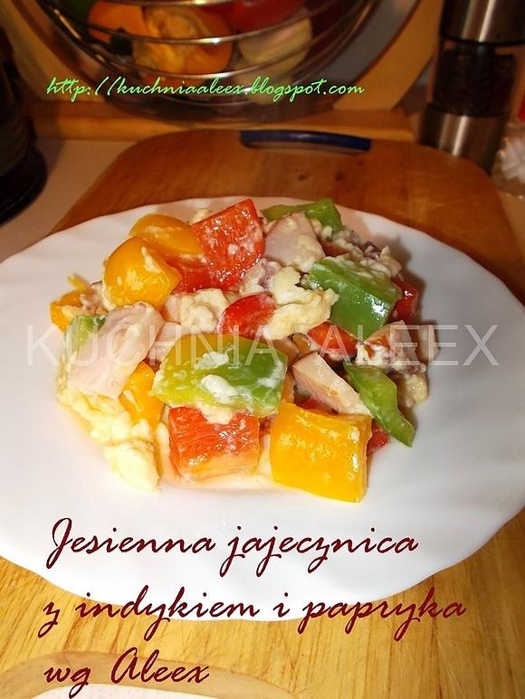 Jesienna jajecznica z indykiem i papryką