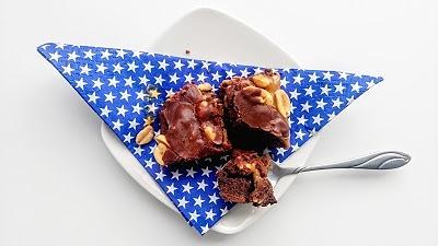 Brownie ala Snicers – czekoladowe ciasto z orzechami i karmelem