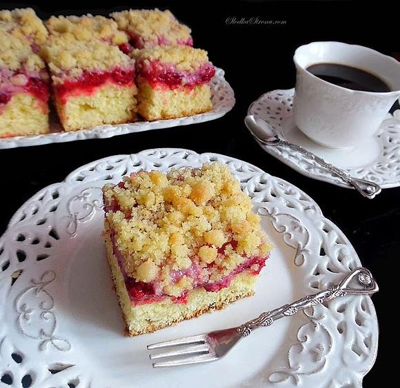 Ciasto drożdżowe z malinami i kruszonką