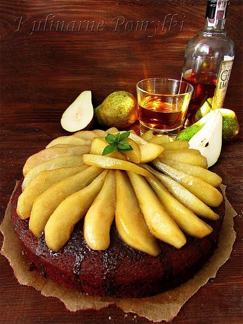 Czekoladowo-rumowe ciasto z karmelizowanymi gruszkami