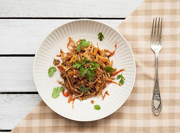 Aromatyczna jagnięcina z prażonym makaronem