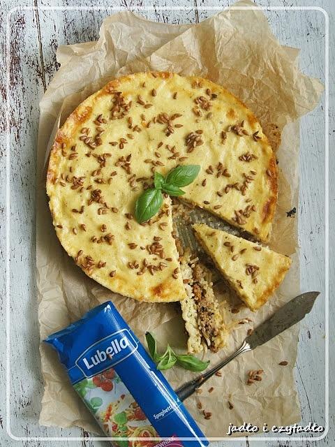 Wytrawna tarta makaronowa ze słonecznikową posypką