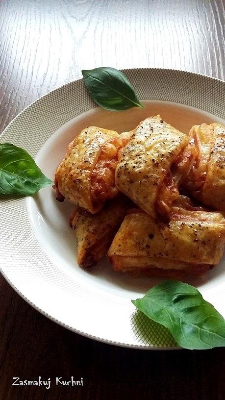 Francuskie romby z pastą paprykową i serem