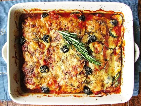 Zapiekany bakłażan z cukinią ziołami parmezanem i mozzarellą w czosnkowym sosie pomidorowym