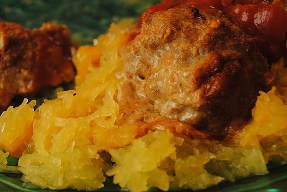 Spaghetti z dyni makaronowej z klopsami ze słonecznikiem i płatkami owsianymi