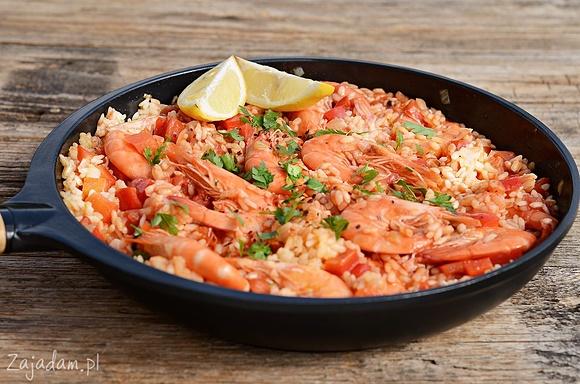 Paella z owocami morza i ryżem