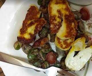 Bób z serem halloumi - danie główne wegetariańskie