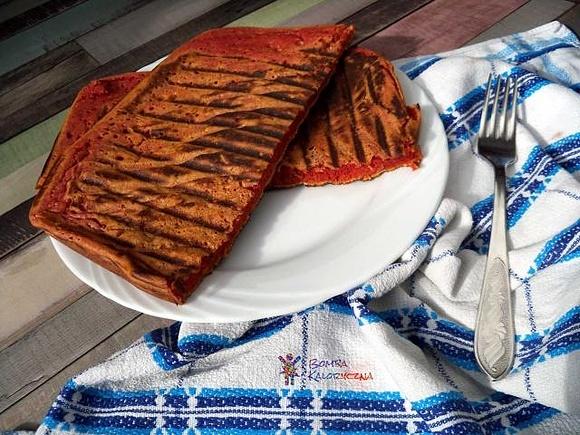 Gofry z patelni rumiane na zewnątrz, czerwone w środku