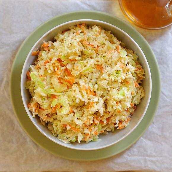 Surówka coleslaw - przepis na zdrową surówkę do obiadu