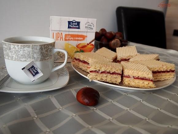 Wafle ze śmietanką do kawy