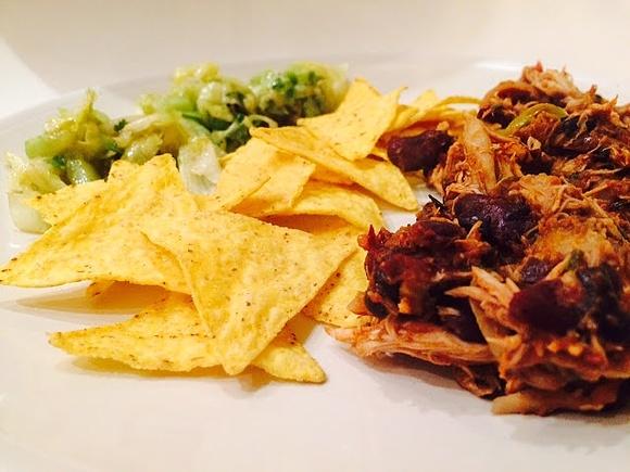 Texmex zdrowo: szarpany kurczak sałatka i nachos