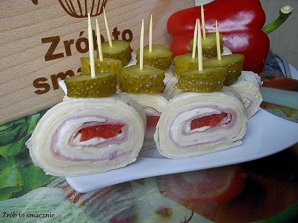 Roladki z tortilli z serkiem, szynką i warzywami
