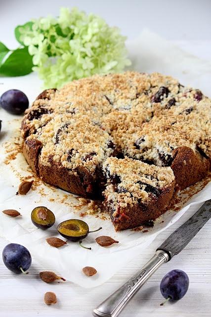 Razowe ciasto ze śliwkami i kruszonką