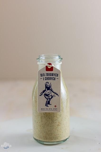 Proteinowy shake z nasionami bazylii i mlekiem migdałowym