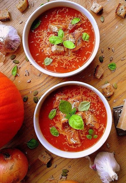 Kremowa zupa z dyni i pomidorów z bazylią i parmezanem