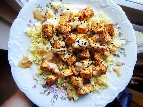 Smażone tofu marynowane z kaszą jaglaną i sosem orzechowym