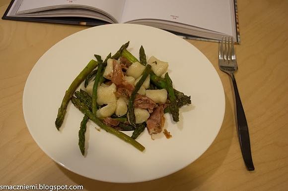 Tradycyjne ziemniaczane gnocchi ze szparagami i prosciutto