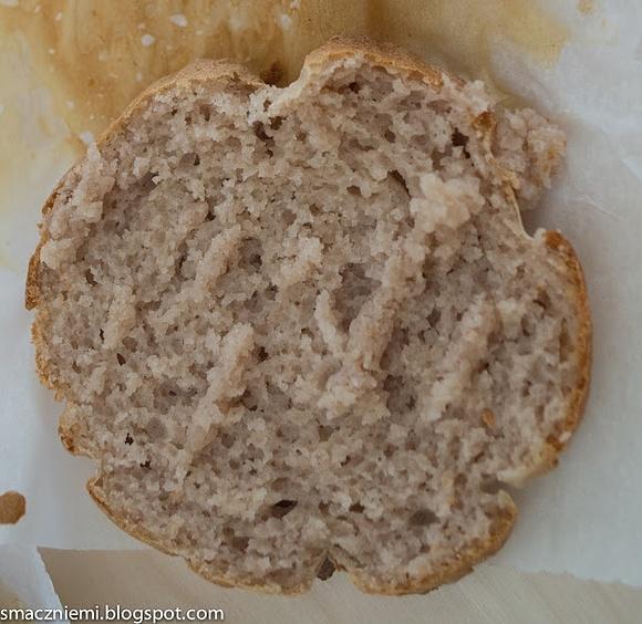 Ciemne bułki bez glutenu jajek i mleka