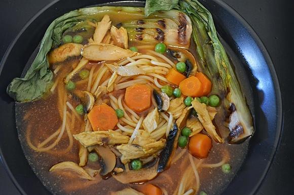 Zupa z pastą curry i bok choy