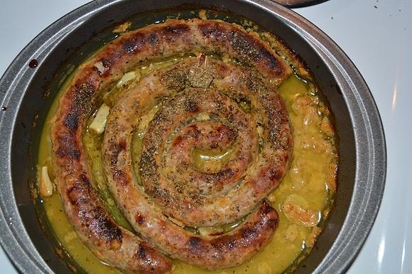 Domowa biała kiełbasa pieczona w piwie bezglutenowym