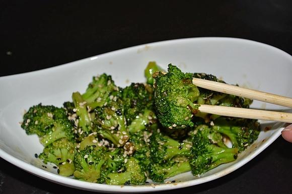 Brokuły stir-fry z patelni – azjatycki przepis na warzywa