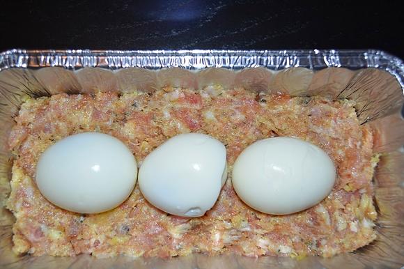 Pieczeń mięsna nadziewana jajkiem serem i pieczarkami