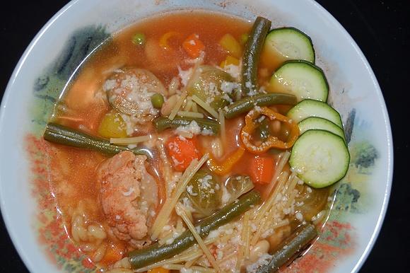 Minestrone – włoska zupa jarzynowa na bazie pomidorów
