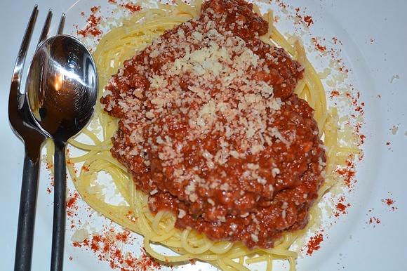 Bezglutenowe spaghetti z sosem bolońskim