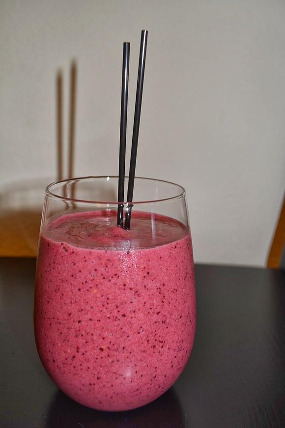 Smoothie z owocami leśnymi i wódką cytrynową